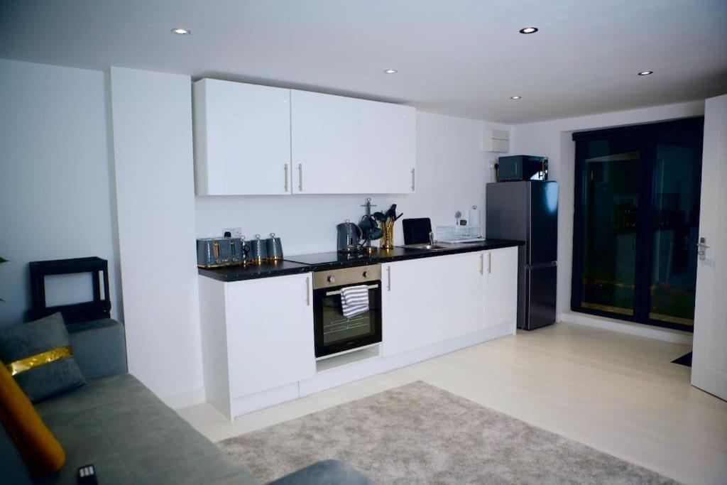Perfect 1 Bed Apartment Sleeps 5 1 Kingsize Bed 1 Double Sofabed One Single Mattress Free Parking Wifi Good Transport Network Shopping Holiday Makers Families Contractors In North London Enfield Exterior foto