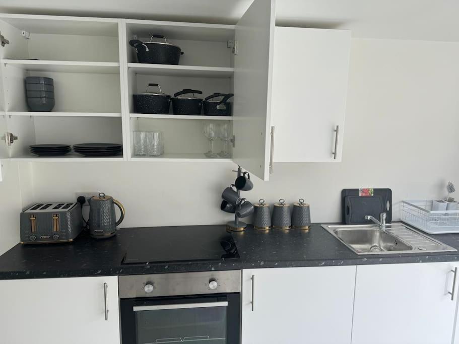 Perfect 1 Bed Apartment Sleeps 5 1 Kingsize Bed 1 Double Sofabed One Single Mattress Free Parking Wifi Good Transport Network Shopping Holiday Makers Families Contractors In North London Enfield Exterior foto