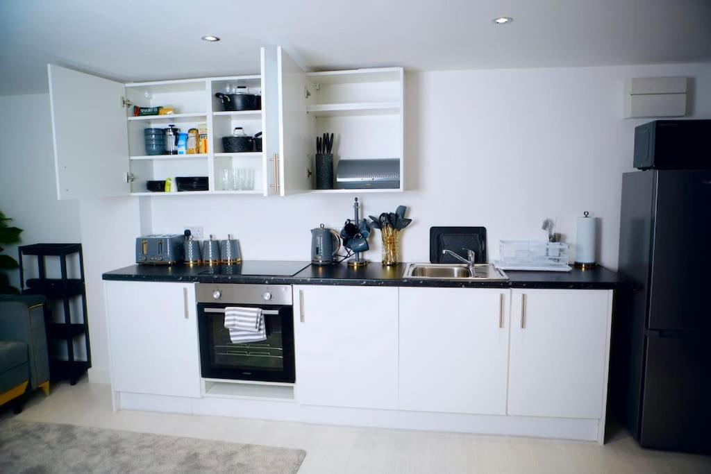 Perfect 1 Bed Apartment Sleeps 5 1 Kingsize Bed 1 Double Sofabed One Single Mattress Free Parking Wifi Good Transport Network Shopping Holiday Makers Families Contractors In North London Enfield Exterior foto