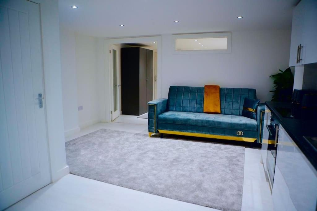 Perfect 1 Bed Apartment Sleeps 5 1 Kingsize Bed 1 Double Sofabed One Single Mattress Free Parking Wifi Good Transport Network Shopping Holiday Makers Families Contractors In North London Enfield Exterior foto
