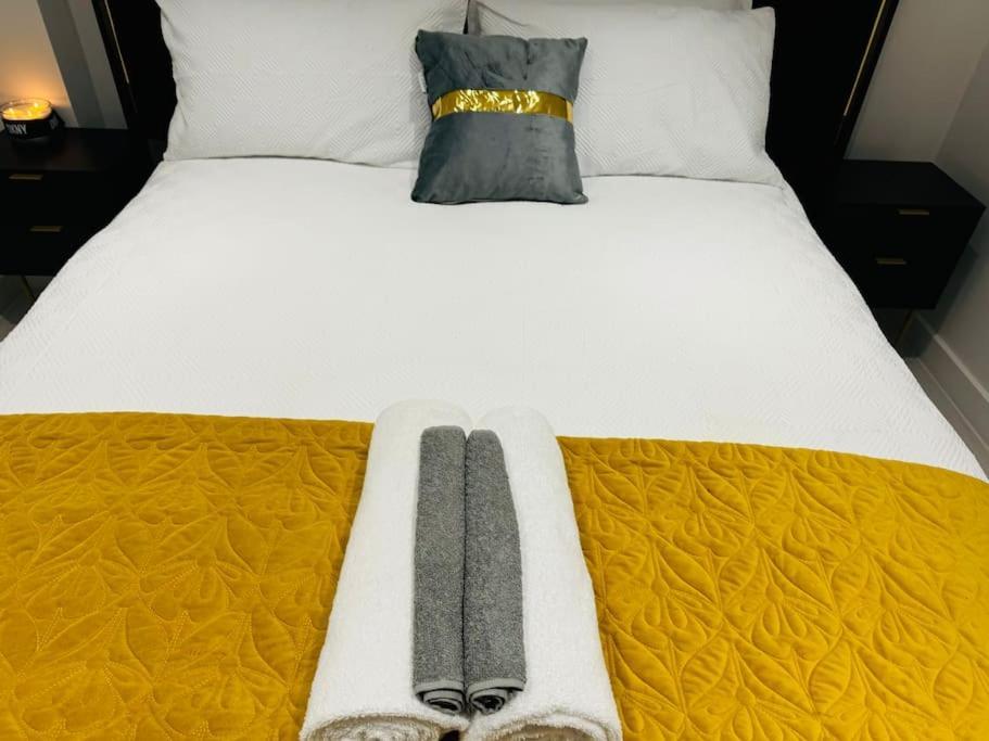 Perfect 1 Bed Apartment Sleeps 5 1 Kingsize Bed 1 Double Sofabed One Single Mattress Free Parking Wifi Good Transport Network Shopping Holiday Makers Families Contractors In North London Enfield Exterior foto