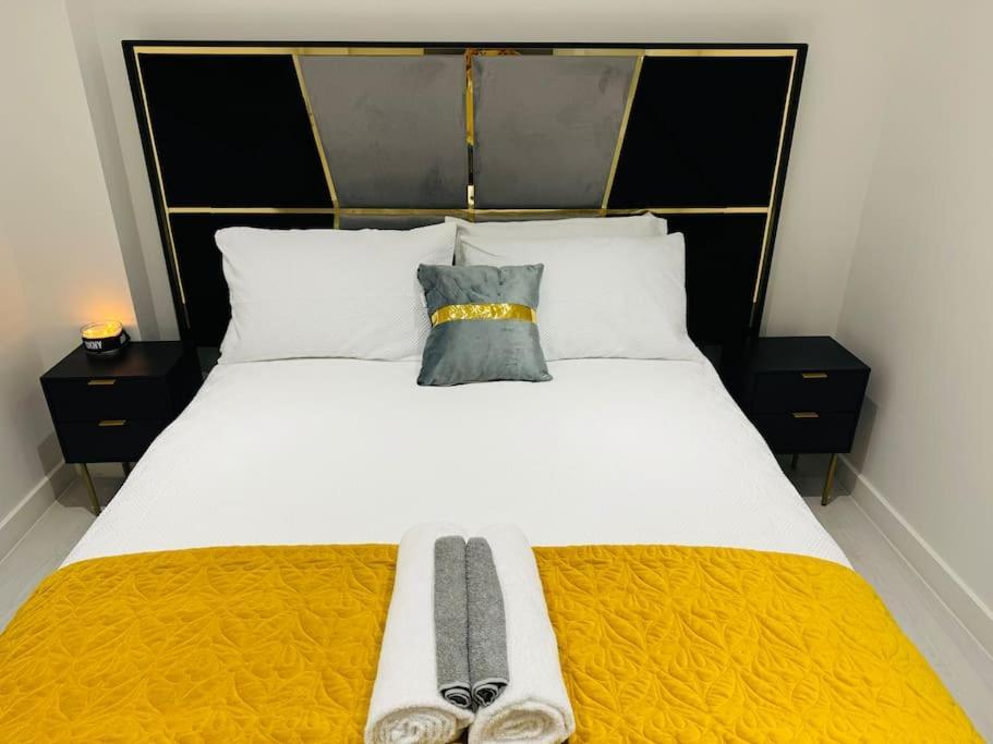 Perfect 1 Bed Apartment Sleeps 5 1 Kingsize Bed 1 Double Sofabed One Single Mattress Free Parking Wifi Good Transport Network Shopping Holiday Makers Families Contractors In North London Enfield Exterior foto