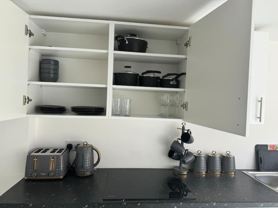 Perfect 1 Bed Apartment Sleeps 5 1 Kingsize Bed 1 Double Sofabed One Single Mattress Free Parking Wifi Good Transport Network Shopping Holiday Makers Families Contractors In North London Enfield Exterior foto