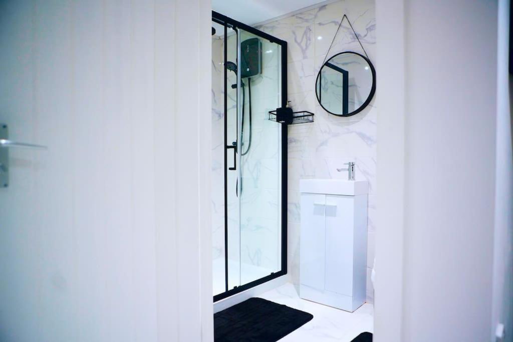 Perfect 1 Bed Apartment Sleeps 5 1 Kingsize Bed 1 Double Sofabed One Single Mattress Free Parking Wifi Good Transport Network Shopping Holiday Makers Families Contractors In North London Enfield Exterior foto
