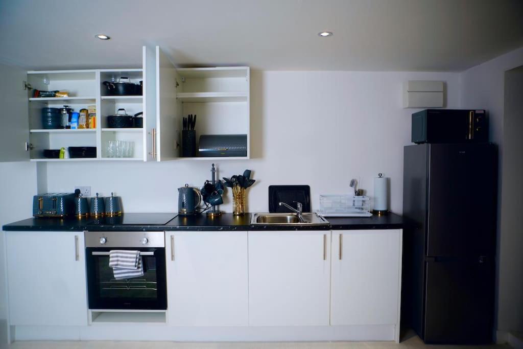 Perfect 1 Bed Apartment Sleeps 5 1 Kingsize Bed 1 Double Sofabed One Single Mattress Free Parking Wifi Good Transport Network Shopping Holiday Makers Families Contractors In North London Enfield Exterior foto