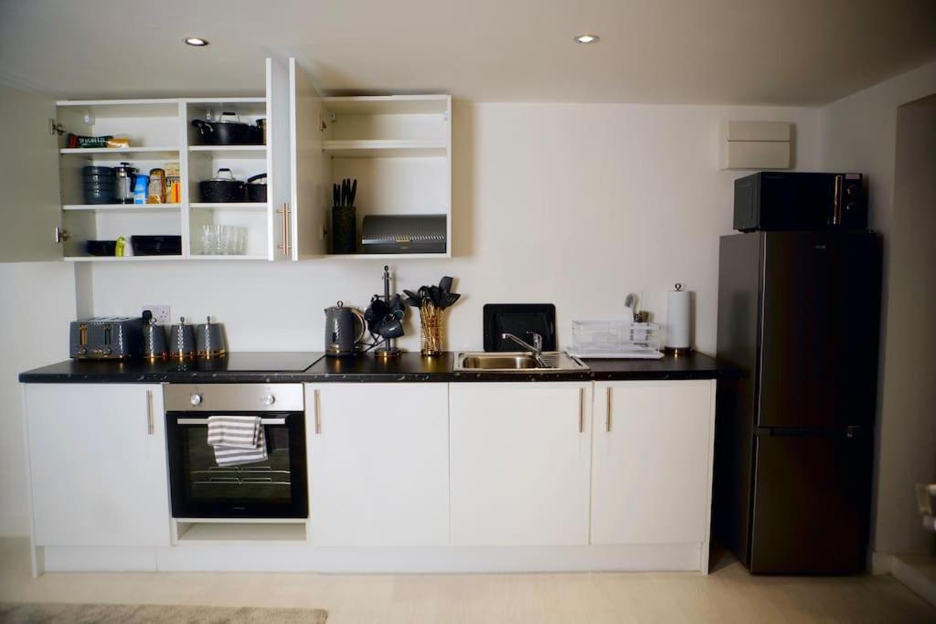 Perfect 1 Bed Apartment Sleeps 5 1 Kingsize Bed 1 Double Sofabed One Single Mattress Free Parking Wifi Good Transport Network Shopping Holiday Makers Families Contractors In North London Enfield Exterior foto