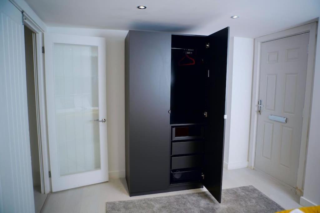 Perfect 1 Bed Apartment Sleeps 5 1 Kingsize Bed 1 Double Sofabed One Single Mattress Free Parking Wifi Good Transport Network Shopping Holiday Makers Families Contractors In North London Enfield Exterior foto