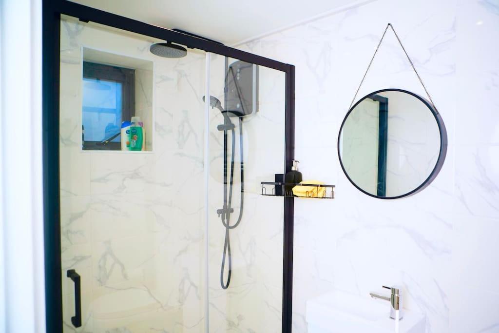 Perfect 1 Bed Apartment Sleeps 5 1 Kingsize Bed 1 Double Sofabed One Single Mattress Free Parking Wifi Good Transport Network Shopping Holiday Makers Families Contractors In North London Enfield Exterior foto